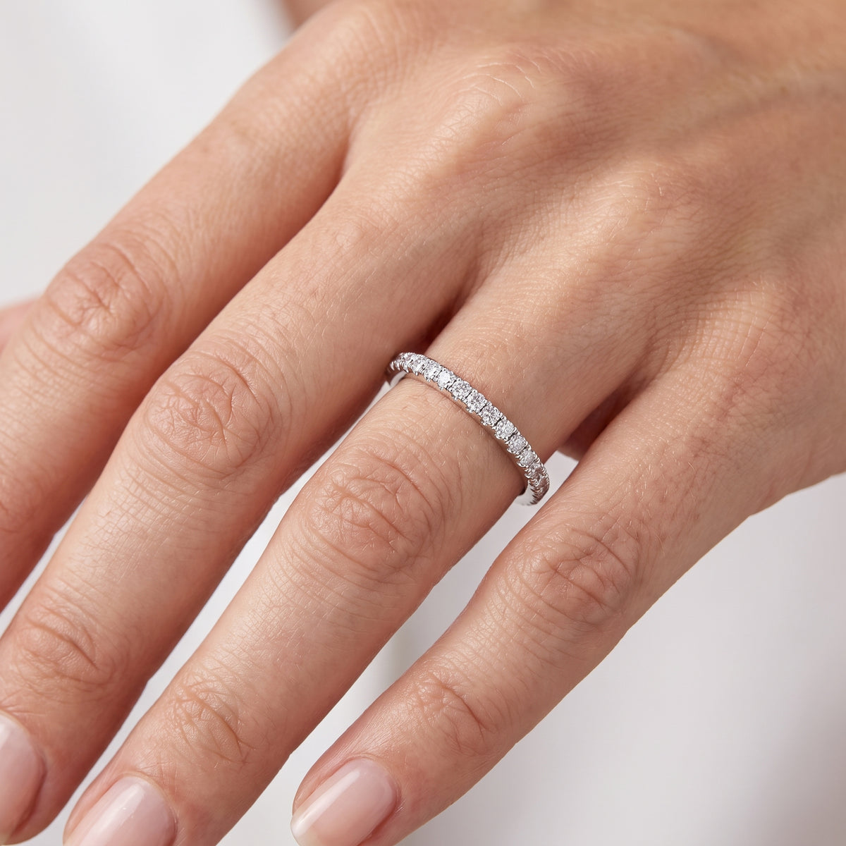 _lifestyle_image@SKU:W1939-LADR00120004W #metal_10k-white-gold+origin_lab-grown+quality_g-si