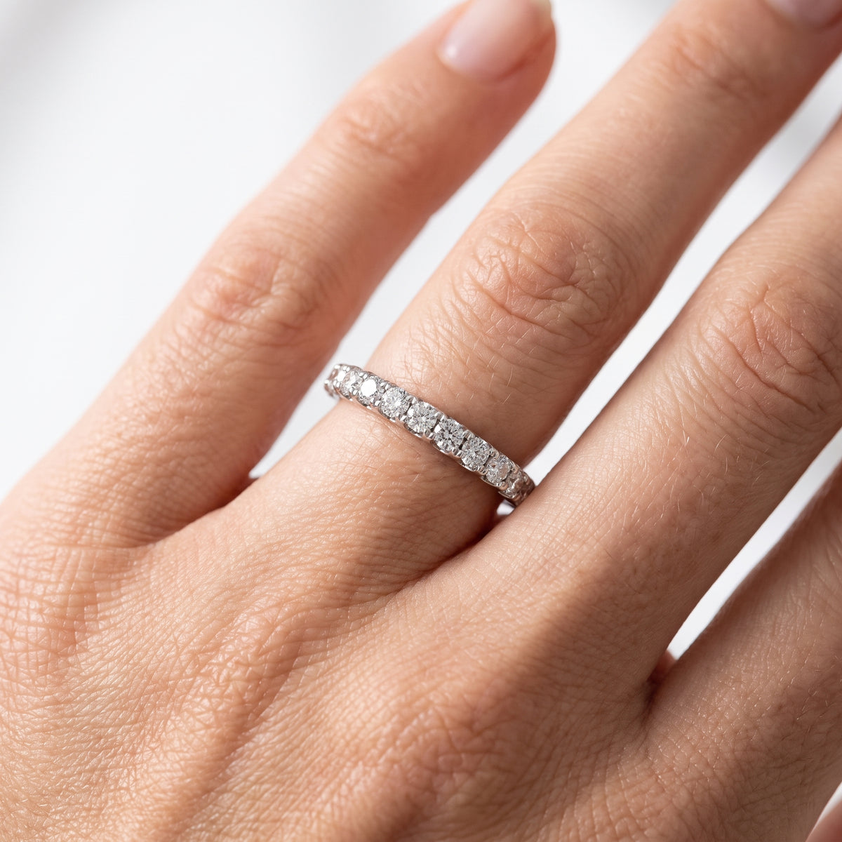 _lifestyle_image@SKU:W2434-NADR0048000PL #metal_platinum+origin_lab-grown+quality_ef-vs2+