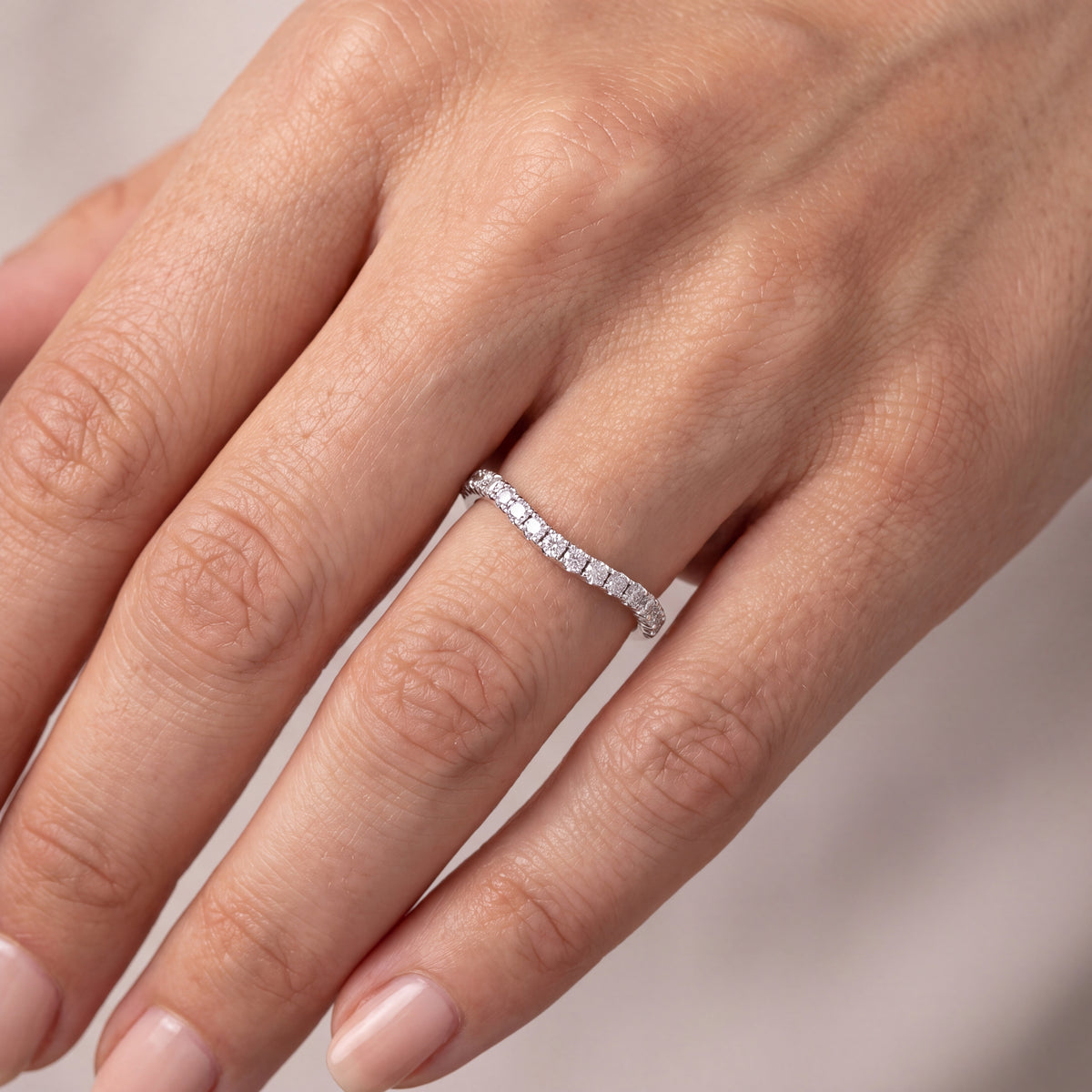 _lifestyle_image@SKU:W3529-LADR00250004W #metal_10k-white-gold+origin_lab-grown+quality_g-si