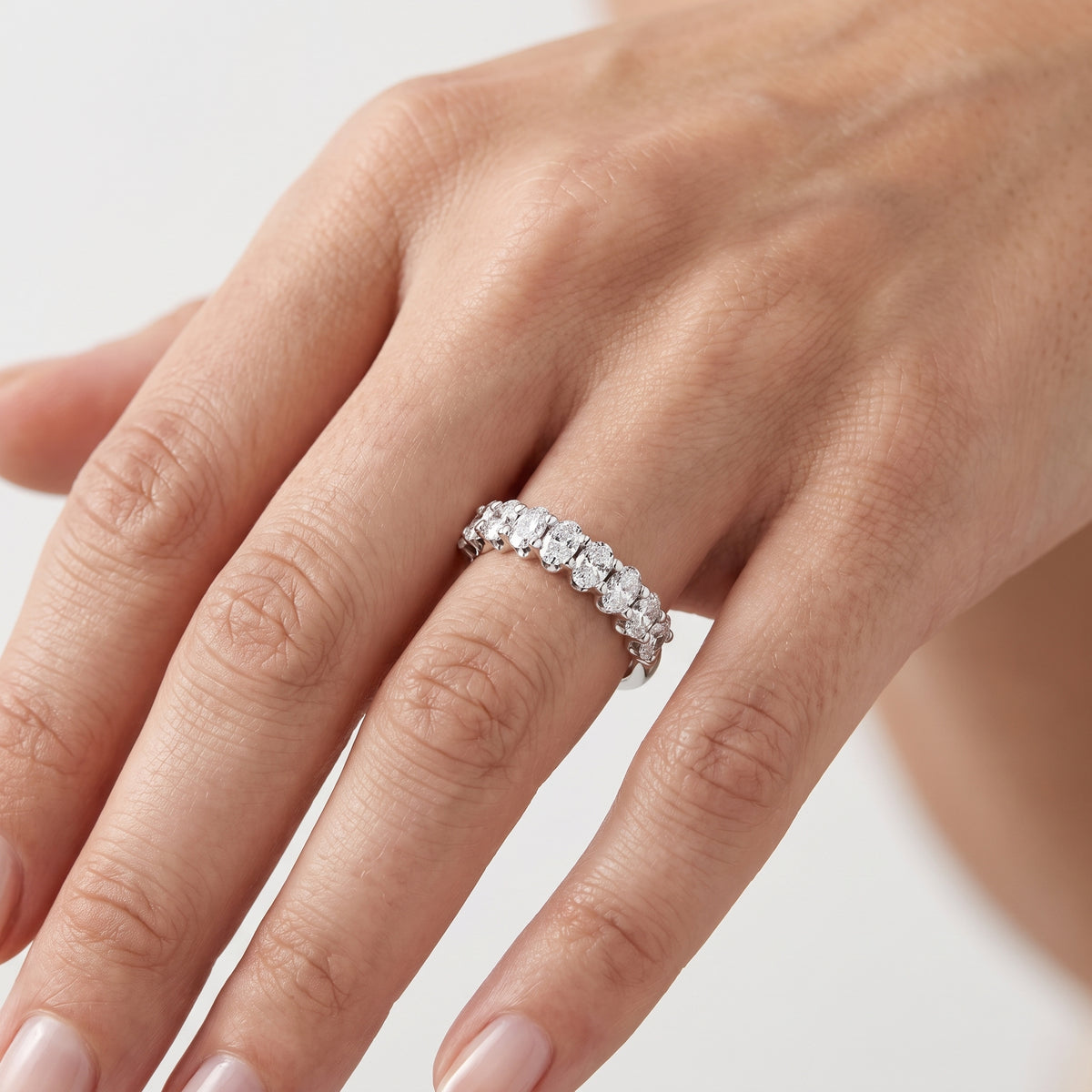 _lifestyle_image@SKU:W3533-LADO0106000DW #metal_silver+origin_lab-grown+quality_g-si