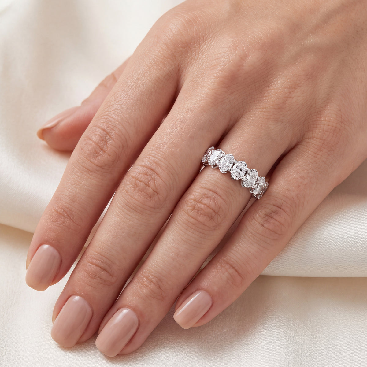 _lifestyle_image@SKU:W3534-LADO01000004W #metal_10k-white-gold+origin_lab-grown+quality_g-si