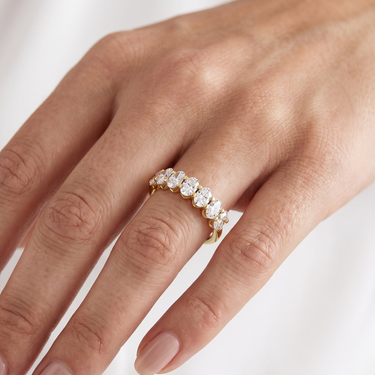 _lifestyle_image@SKU:W3534-LADO01000004Y #metal_10k-yellow-gold+origin_lab-grown+quality_g-si