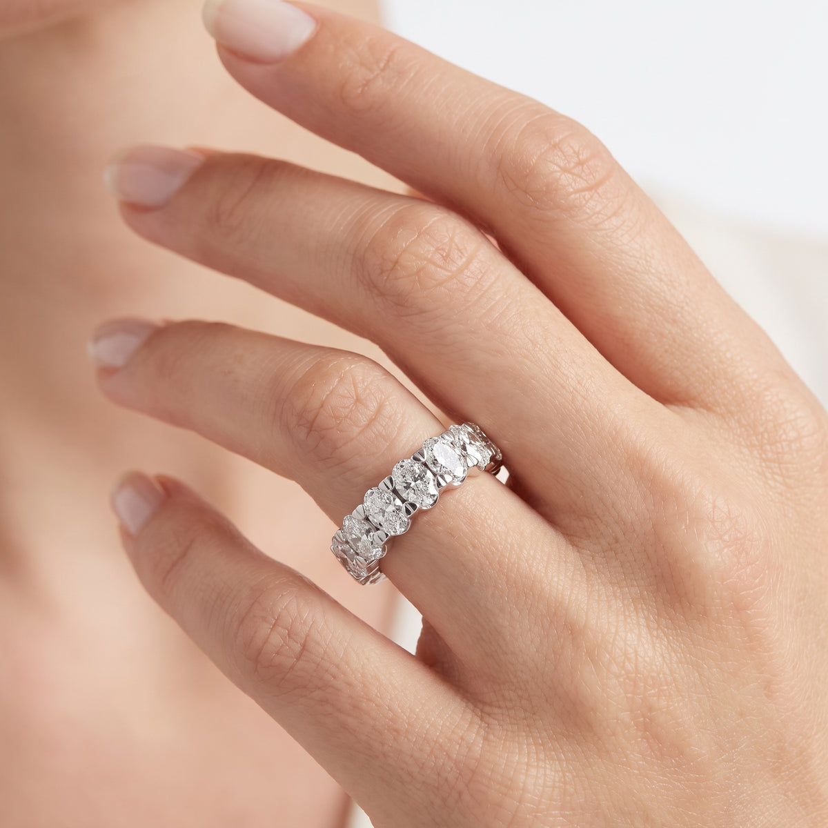 _lifestyle_image@SKU:W3535-LADO03000004W #metal_10k-white-gold+origin_lab-grown+quality_g-si