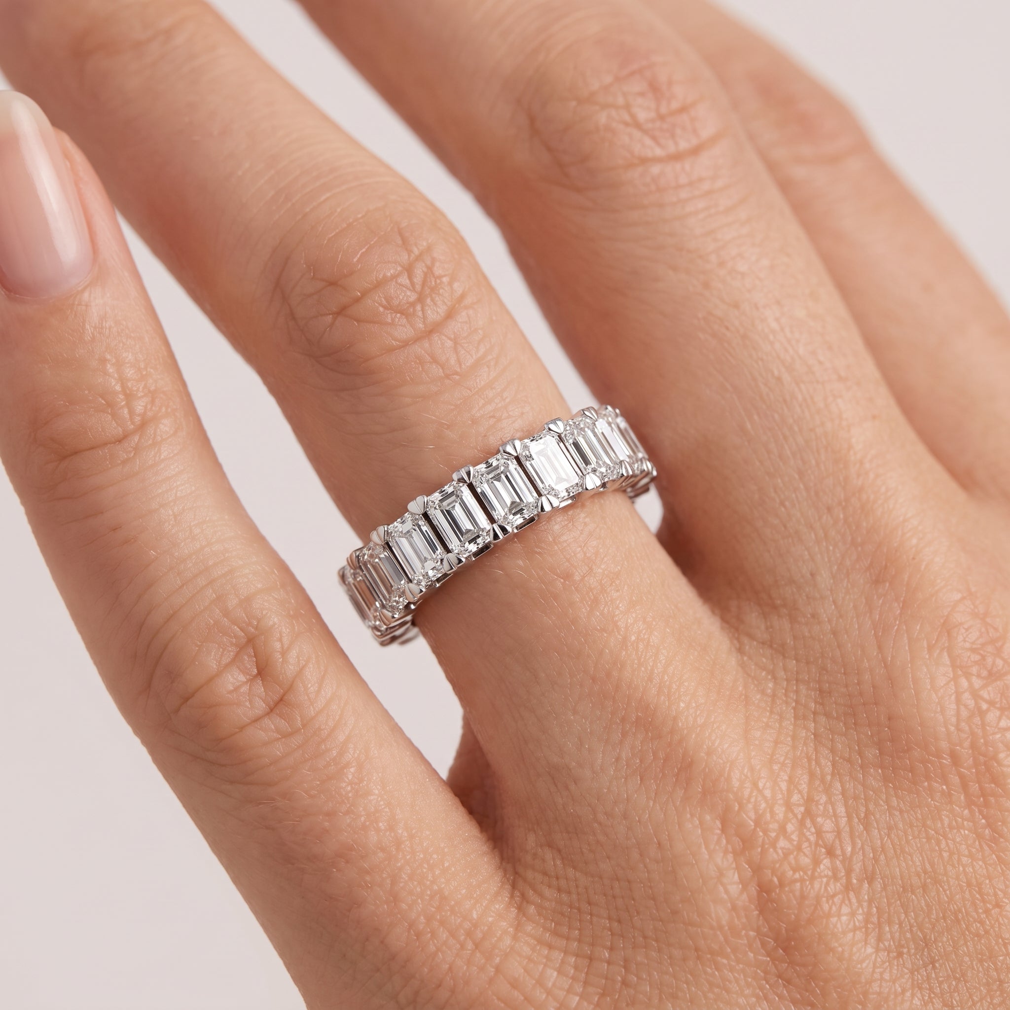 _lifestyle_image@SKU:W3541-LADE02020004W #metal_10k-white-gold+origin_lab-grown+quality_g-si