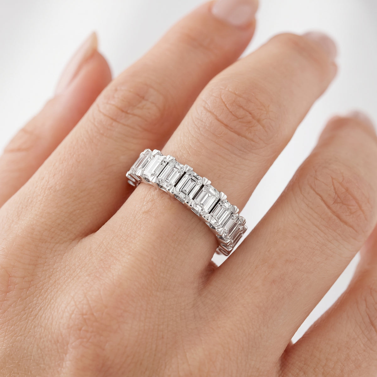 _lifestyle_image@SKU:W3541-LADE03030004W #metal_10k-white-gold+origin_lab-grown+quality_g-si