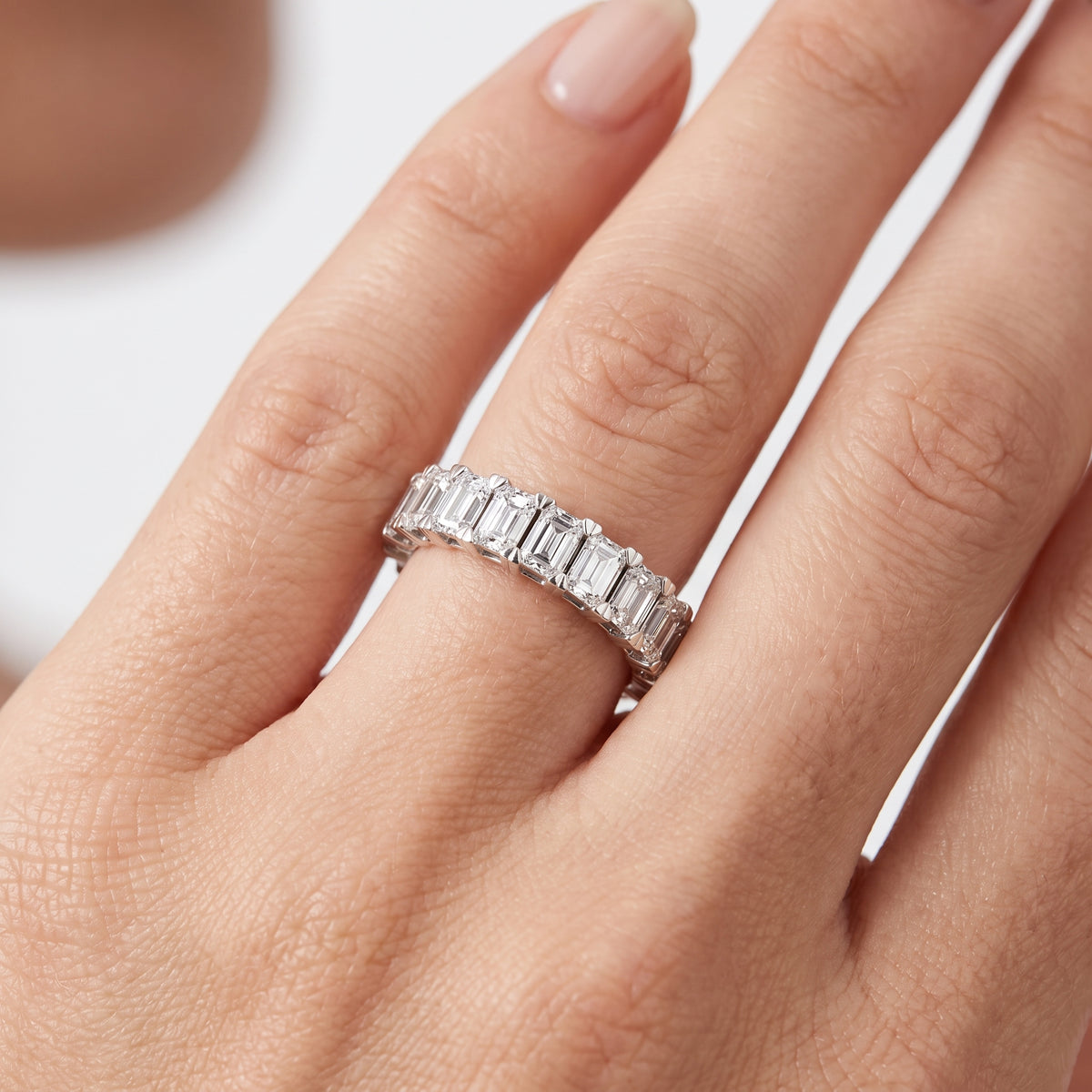 _lifestyle_image@SKU:W3541-LADE04040004W #metal_10k-white-gold+origin_lab-grown+quality_g-si