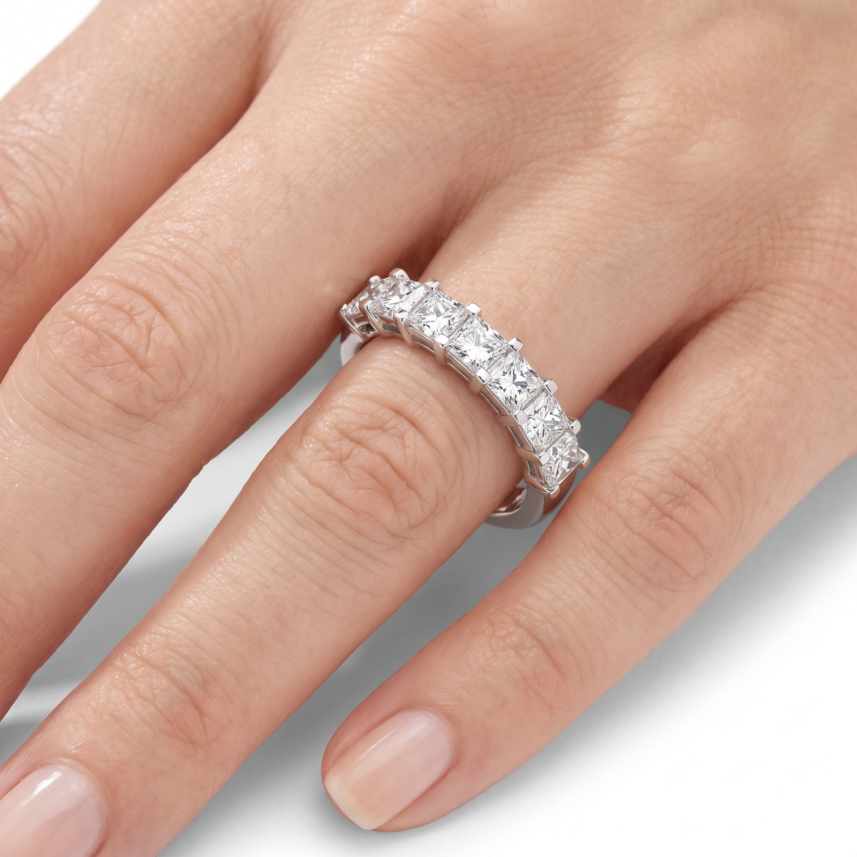 _lifestyle_image@SKU:W3541-LADP02030004W #metal_10k-white-gold+origin_lab-grown+quality_g-si