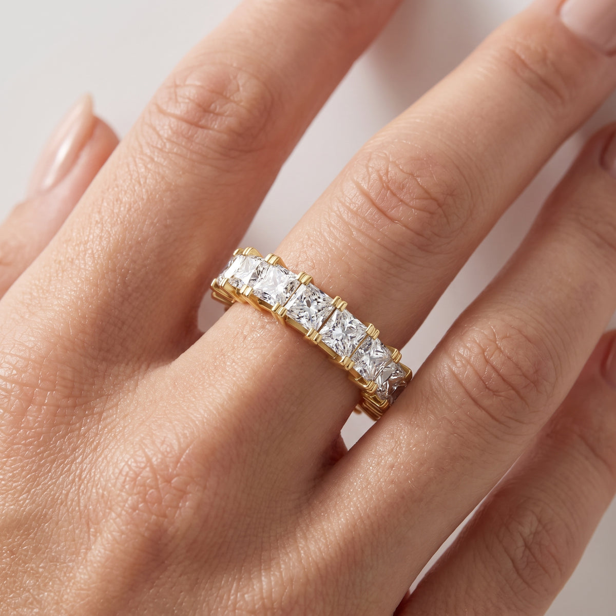 _lifestyle_image@SKU:W3541-LADP02030004Y #metal_10k-yellow-gold+origin_lab-grown+quality_g-si