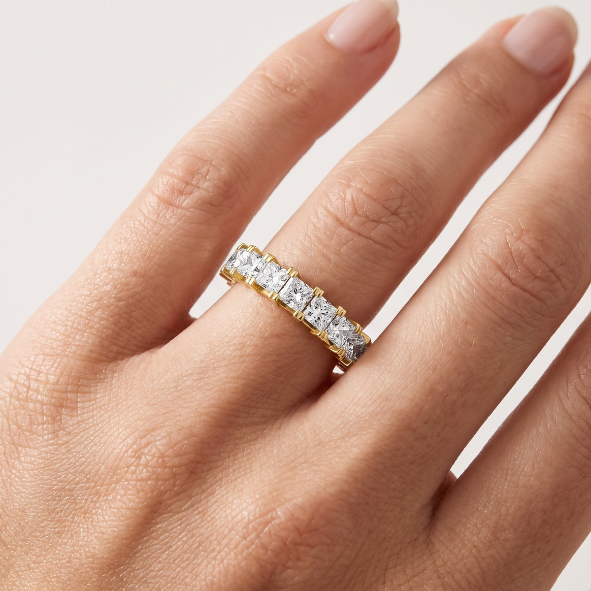 _lifestyle_image@SKU:W3541-LADP03000004Y #metal_10k-yellow-gold+origin_lab-grown+quality_g-si