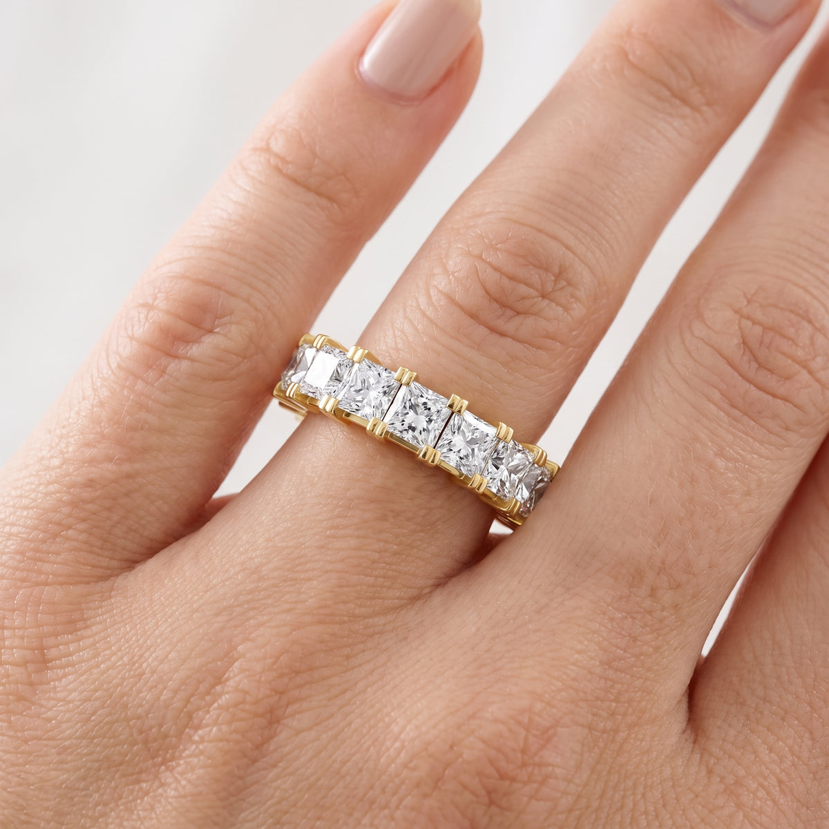 _lifestyle_image@SKU:W3541-LADP04000004Y #metal_10k-yellow-gold+origin_lab-grown+quality_g-si