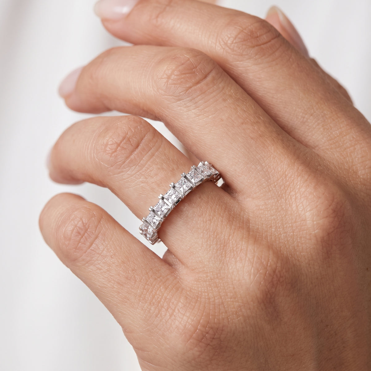 _lifestyle_image@SKU:W3545-LADP01070004W #metal_10k-white-gold+origin_lab-grown+quality_g-si