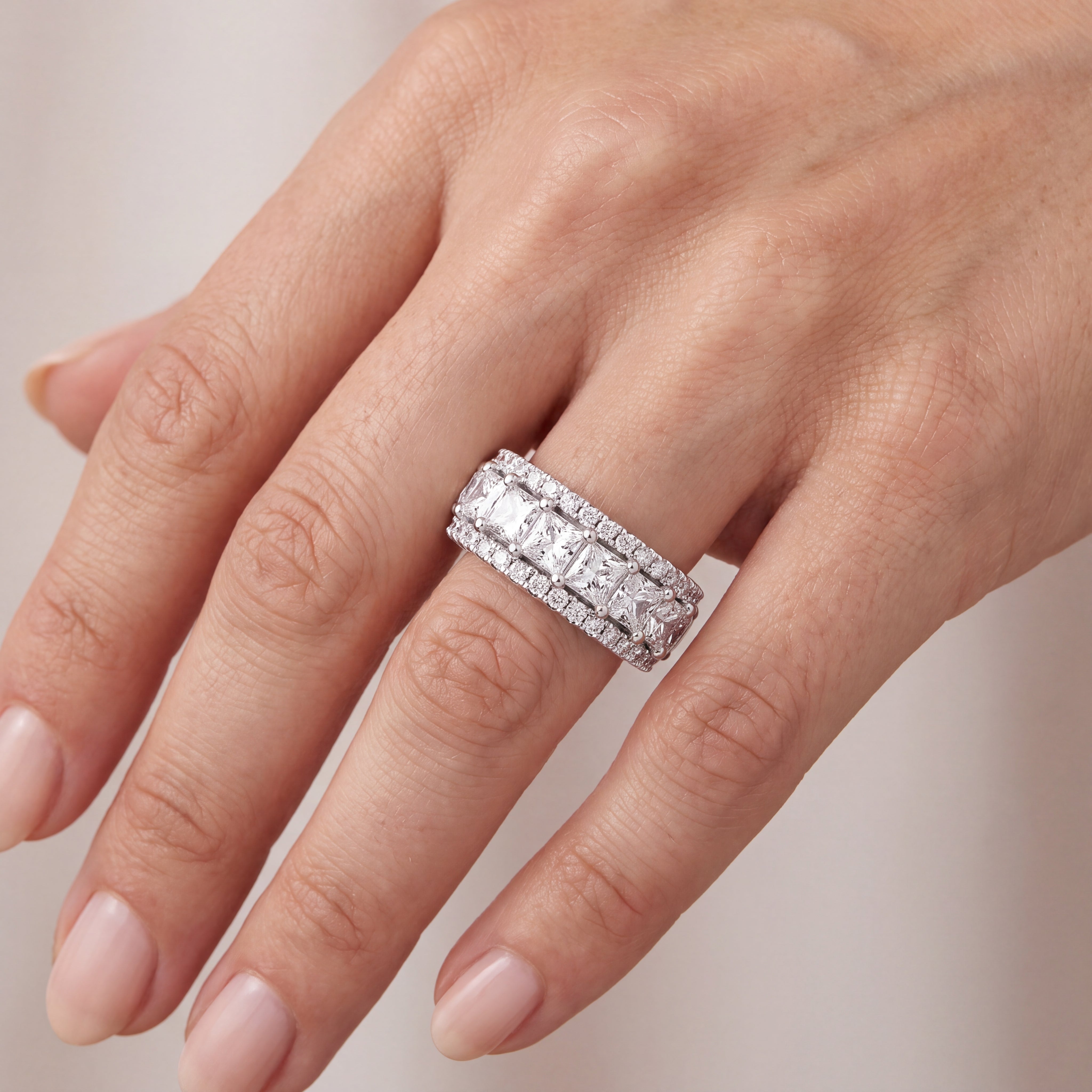 _lifestyle_image@SKU:W4156-NADP0182000PL #metal_platinum+origin_lab-grown+quality_ef-vs2+
