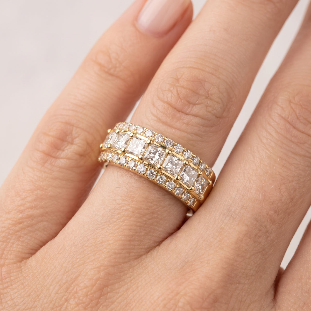 _lifestyle_image@SKU:W4156-LADP01820004Y #metal_10k-yellow-gold+origin_lab-grown+quality_g-si