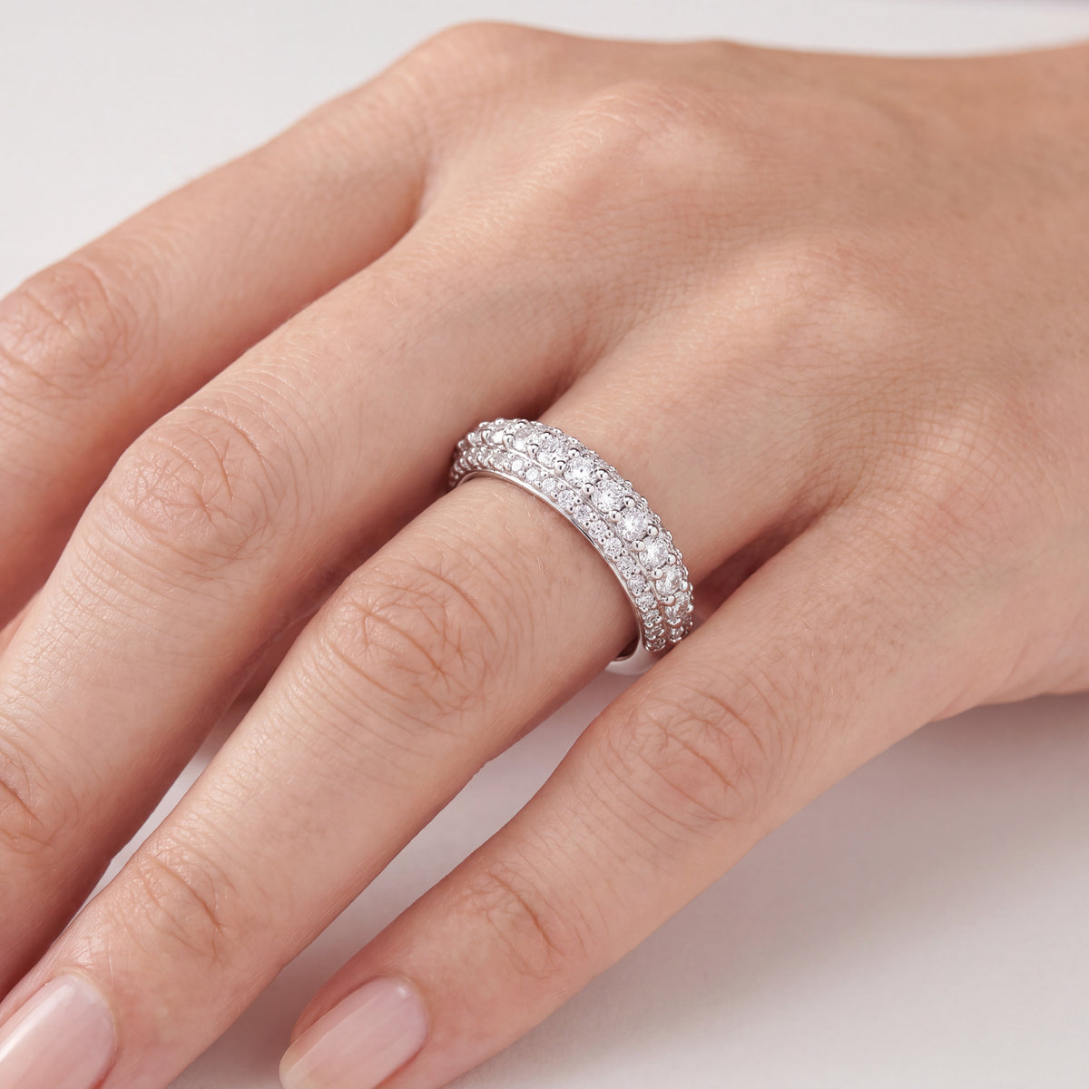 _lifestyle_image@SKU:W4678-LADR00580004W #metal_10k-white-gold+origin_lab-grown+quality_g-si