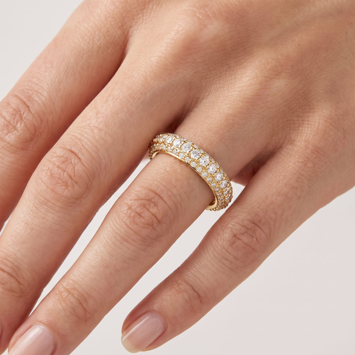 _lifestyle_image@SKU:W4678-LADR00580004Y #metal_10k-yellow-gold+origin_lab-grown+quality_g-si