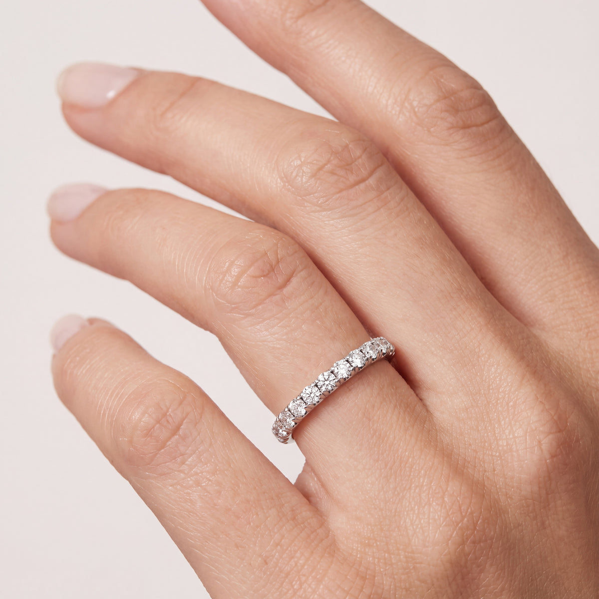 _lifestyle_image@SKU:W5118-LADR00340004W #metal_10k-white-gold+origin_lab-grown+quality_g-si