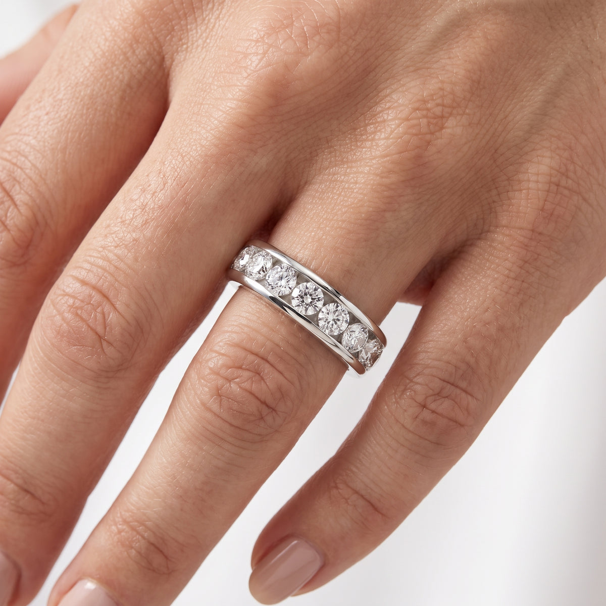 _lifestyle_image@SKU:W5152-NADR0200000PL #metal_platinum+origin_lab-grown+quality_ef-vs2+