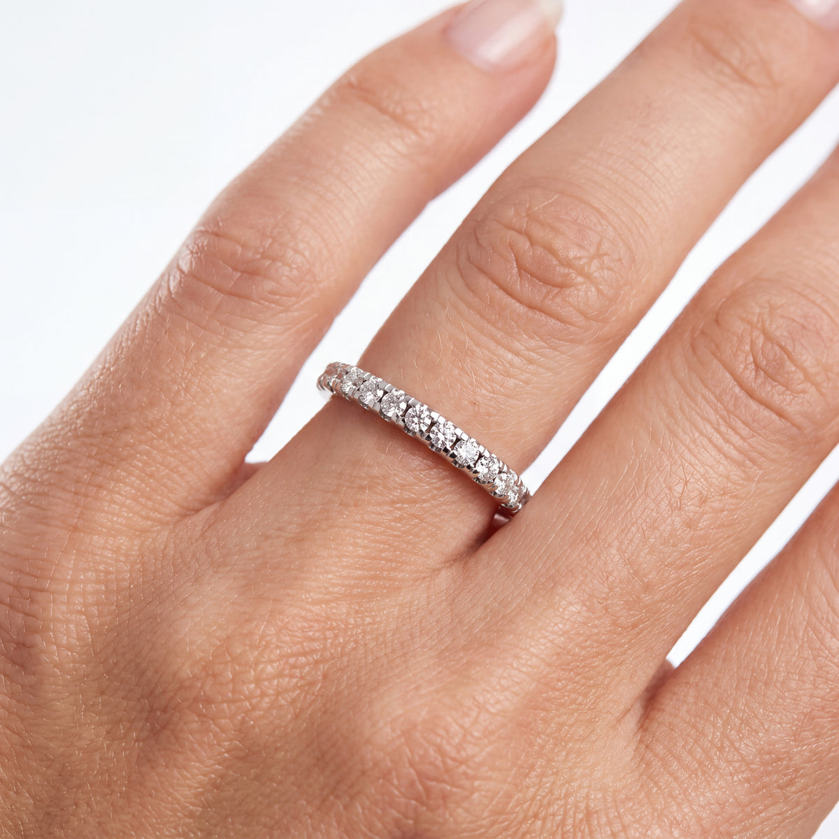 _lifestyle_image@SKU:W5359-LADR00270004W #metal_10k-white-gold+origin_lab-grown+quality_g-si