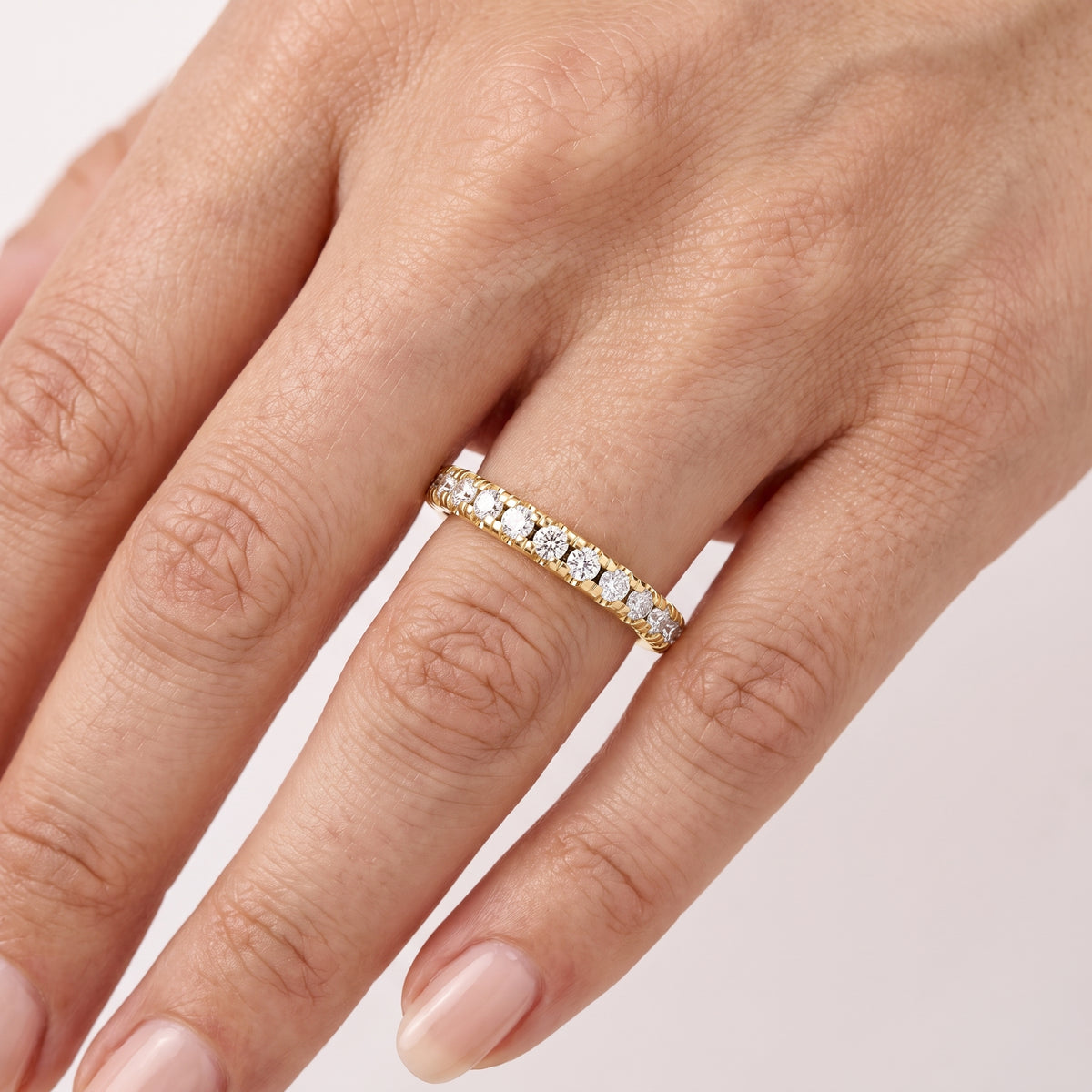 _lifestyle_image@SKU:W5359-LADR00270004Y #metal_10k-yellow-gold+origin_lab-grown+quality_g-si