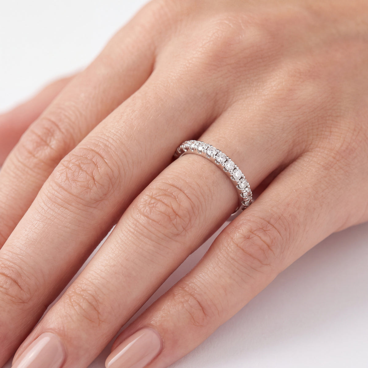 _lifestyle_image@SKU:W6203-LADR00330004W #metal_10k-white-gold+origin_lab-grown+quality_g-si