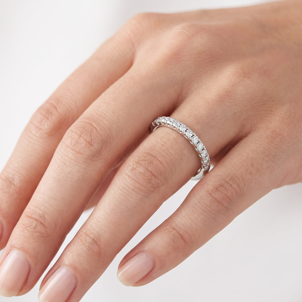 _lifestyle_image@SKU:W6203-NADR0033000PL #metal_platinum+origin_lab-grown+quality_ef-vs2+