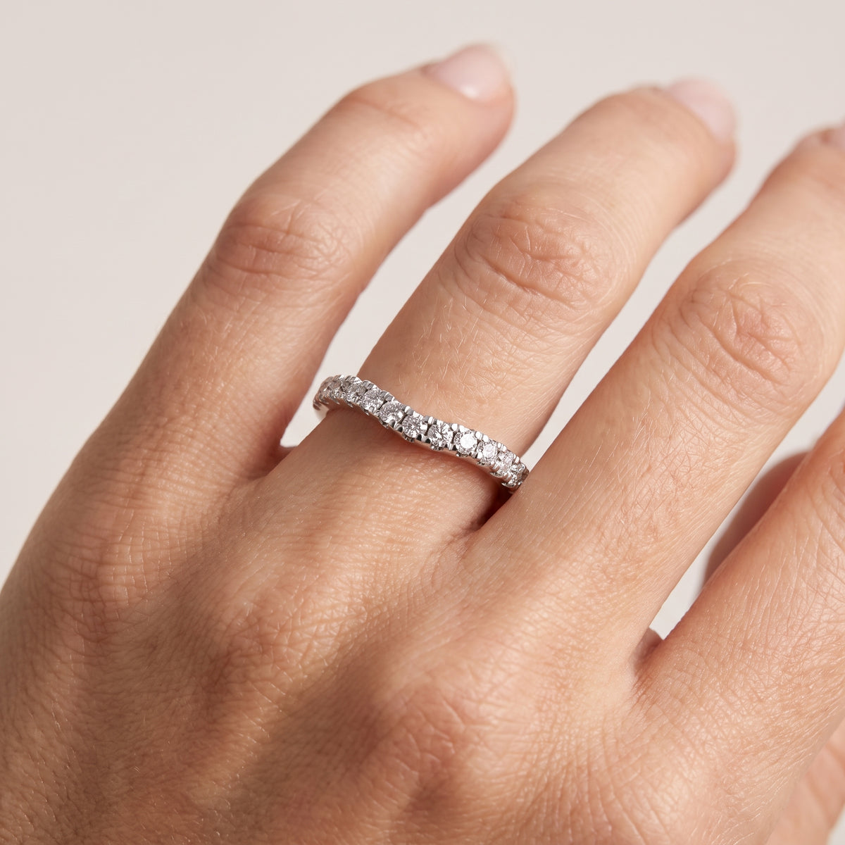 _lifestyle_image@SKU:W6828-LADR00450004W #metal_10k-white-gold+origin_lab-grown+quality_g-si