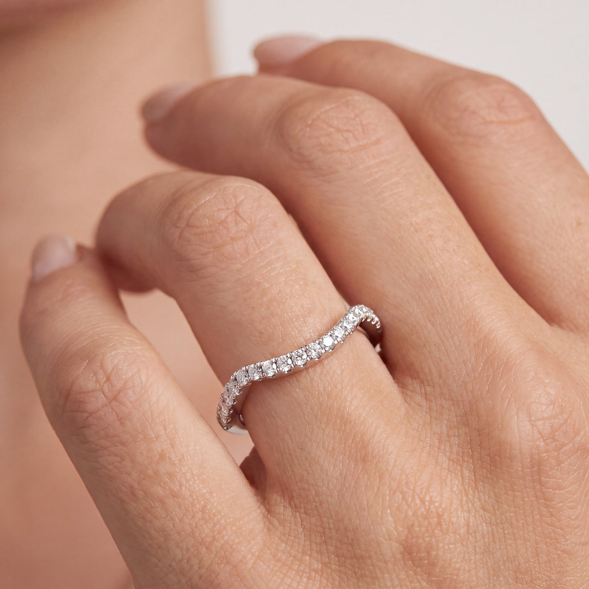 _lifestyle_image@SKU:W7330-LADR00230004W #metal_10k-white-gold+origin_lab-grown+quality_g-si