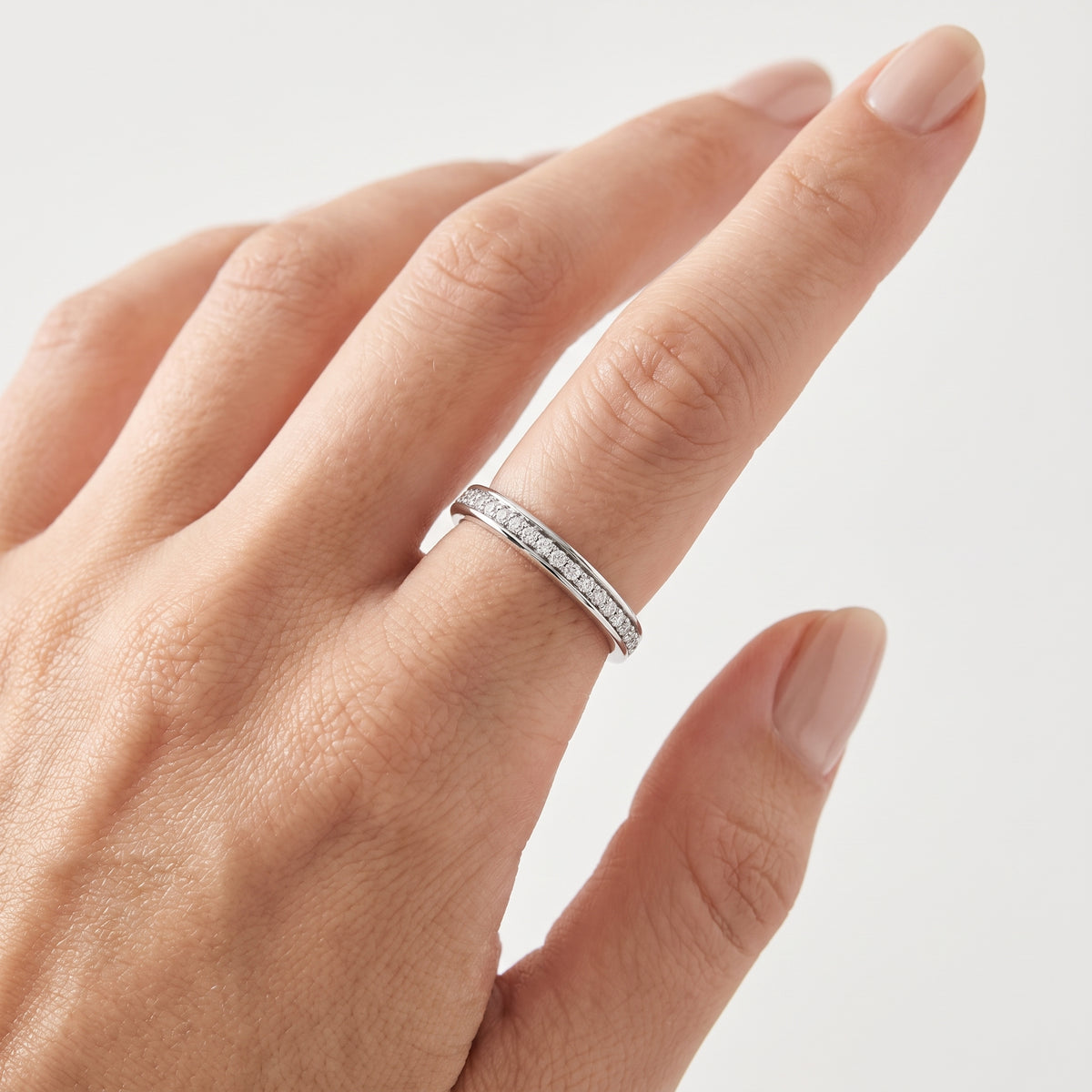 _lifestyle_image@SKU:W7593-LADR00120004W #metal_10k-white-gold+origin_lab-grown+quality_g-si