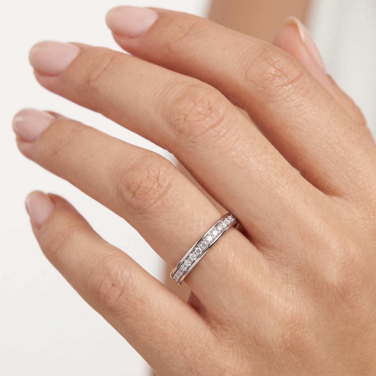 _lifestyle_image@SKU:W7593-NADR00120004W #metal_14k-white-gold+origin_lab-grown+quality_ef-vs2+