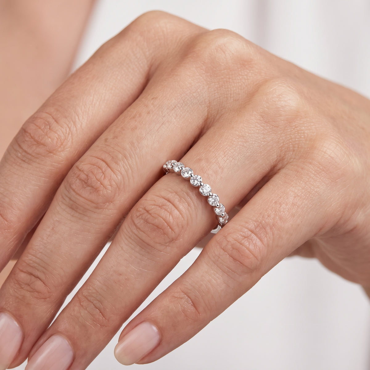 _lifestyle_image@SKU:W7716-LADR00220004W #metal_10k-white-gold+origin_lab-grown+quality_g-si