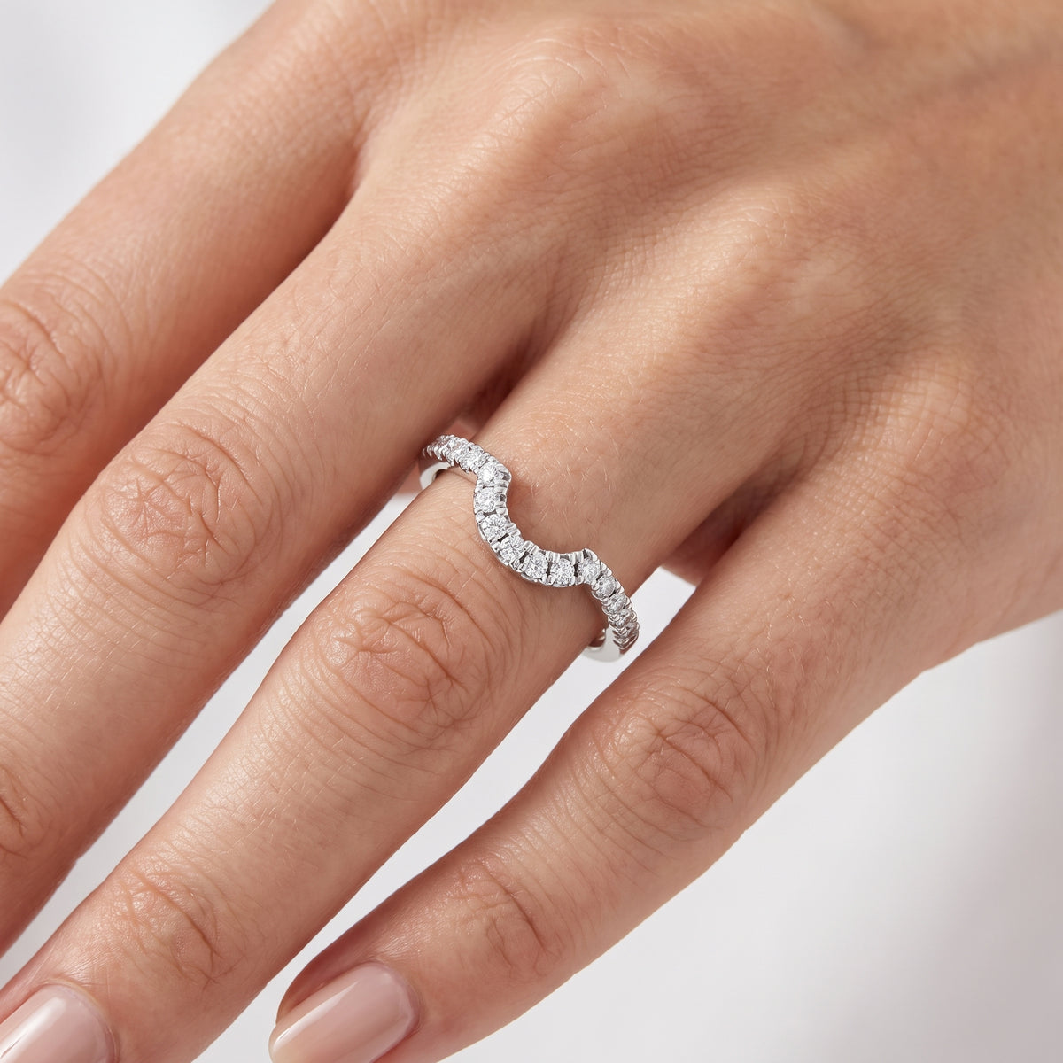 _lifestyle_image@SKU:W7748-NADR00190004W #metal_14k-white-gold+origin_lab-grown+quality_ef-vs2+