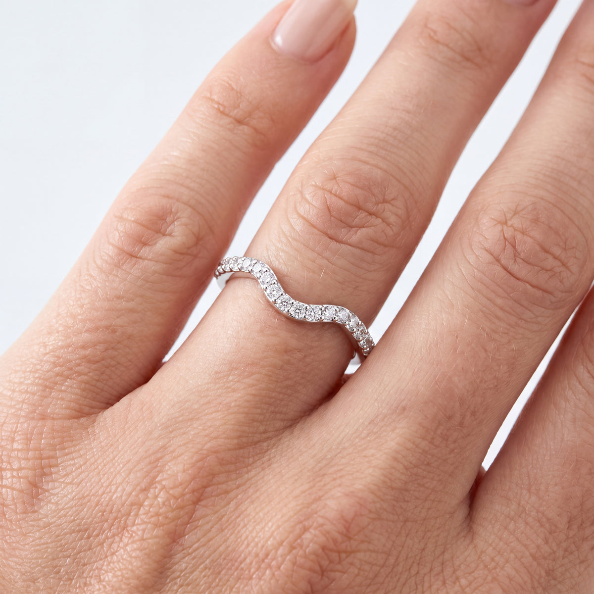 _lifestyle_image@SKU:W7816-LADR00240004W #metal_10k-white-gold+origin_lab-grown+quality_g-si
