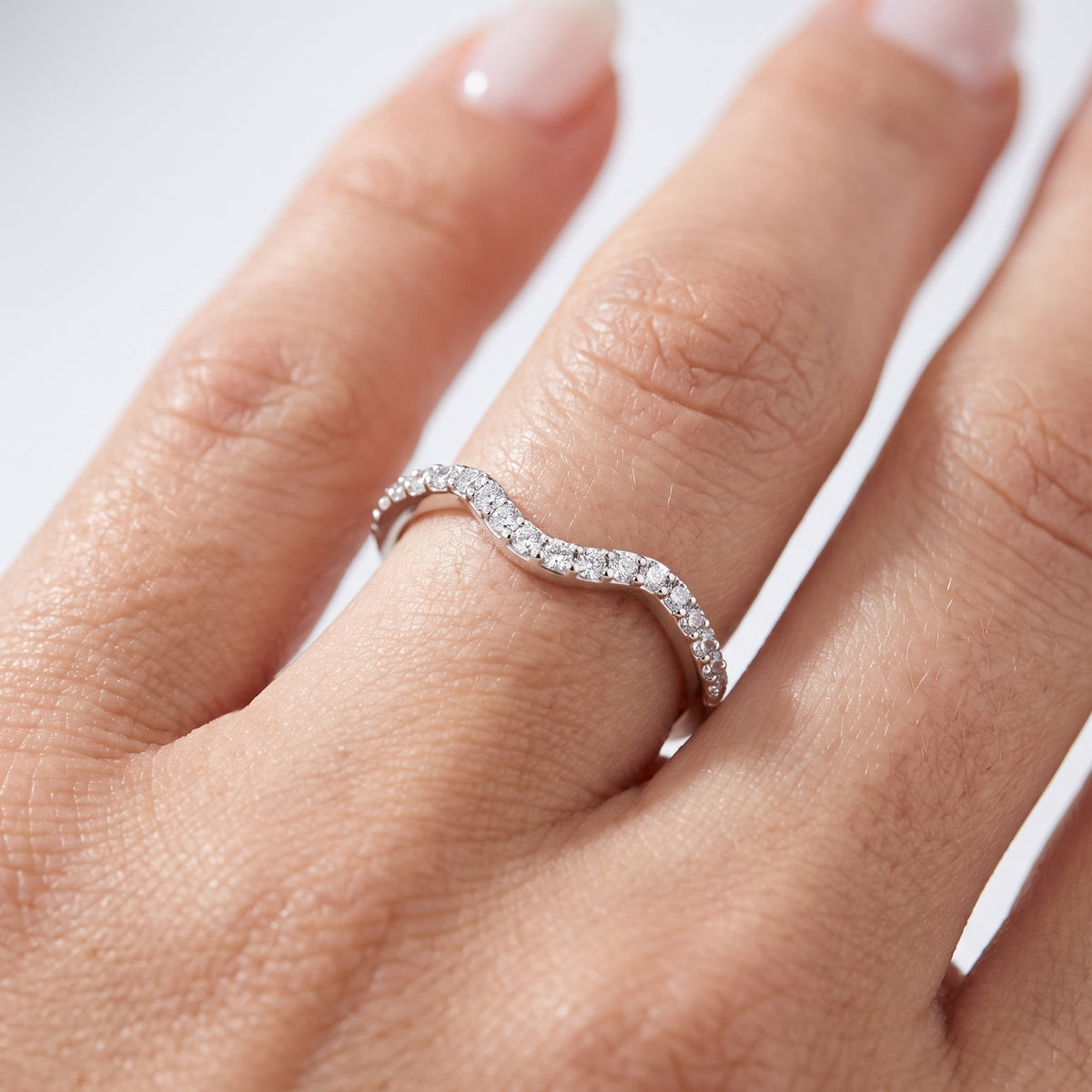 _lifestyle_image@SKU:W7816-NADR0024000PL #metal_platinum+origin_lab-grown+quality_ef-vs2+