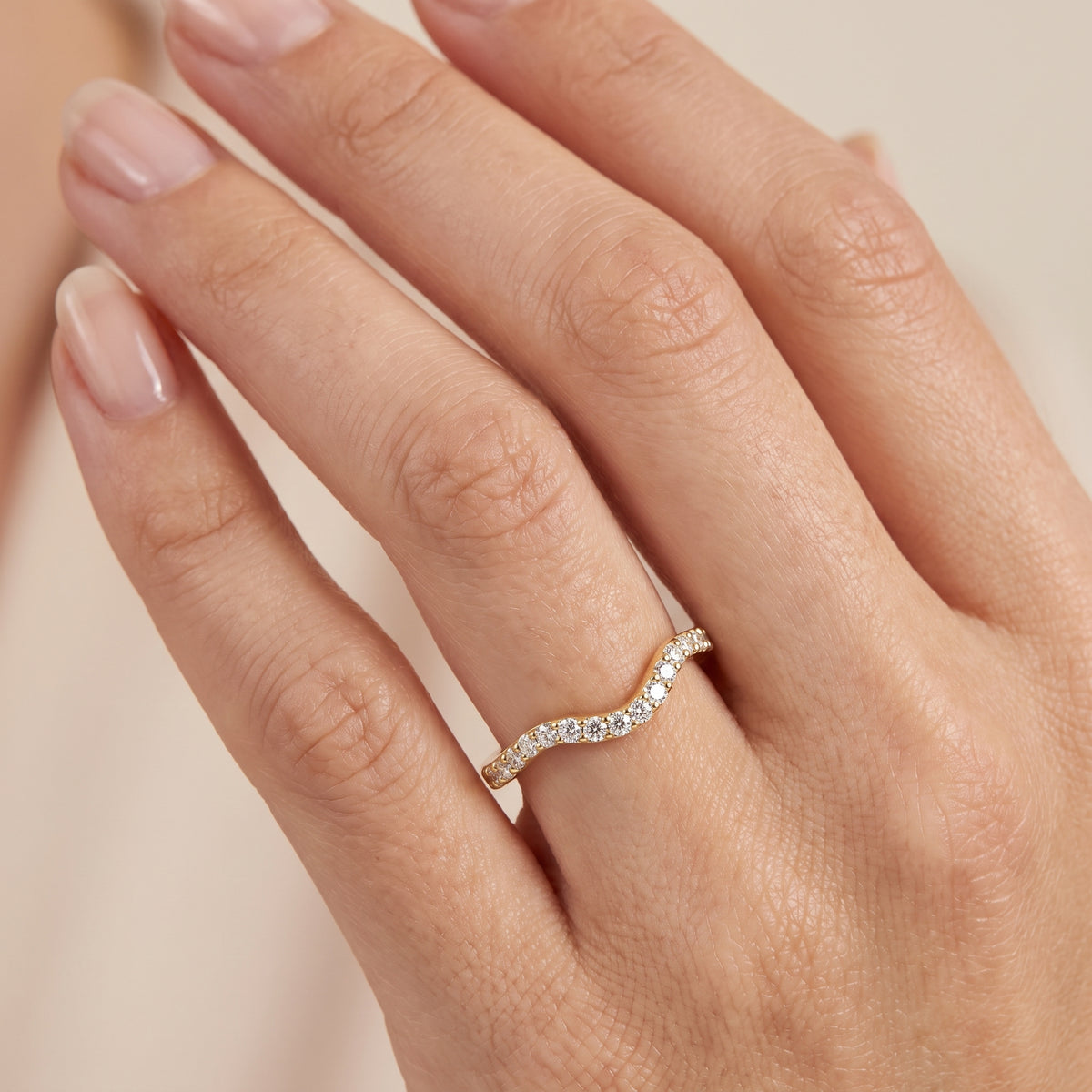 _lifestyle_image@SKU:W7816-LADR00240004Y #metal_10k-yellow-gold+origin_lab-grown+quality_g-si