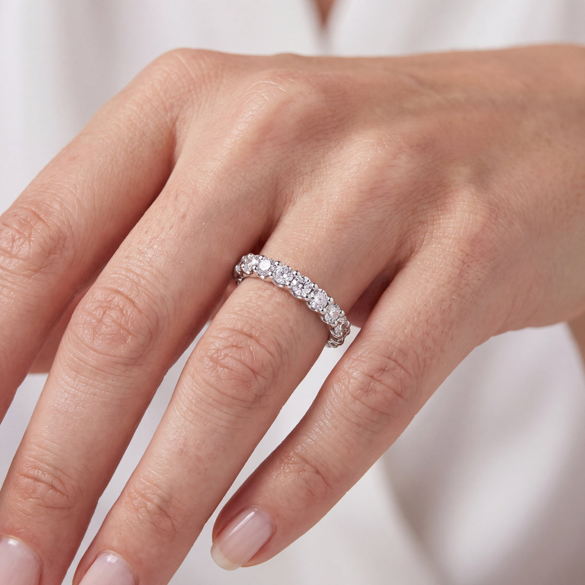 _lifestyle_image@SKU:W7829-LADR00630004W #metal_10k-white-gold+origin_lab-grown+quality_g-si