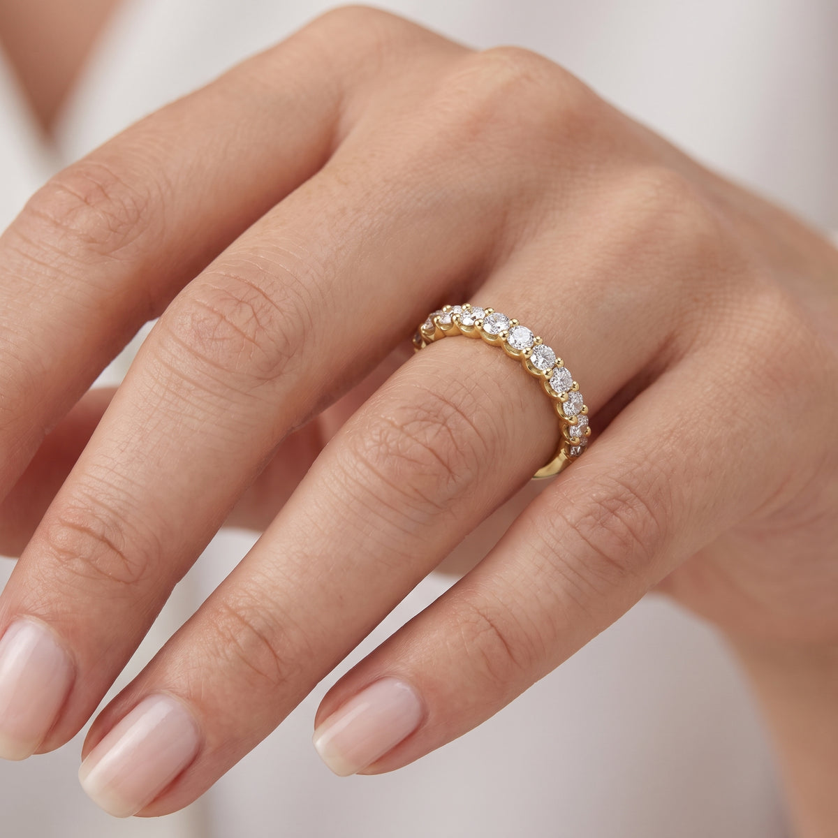 _lifestyle_image@SKU:W7829-LADR00630004Y #metal_10k-yellow-gold+origin_lab-grown+quality_g-si