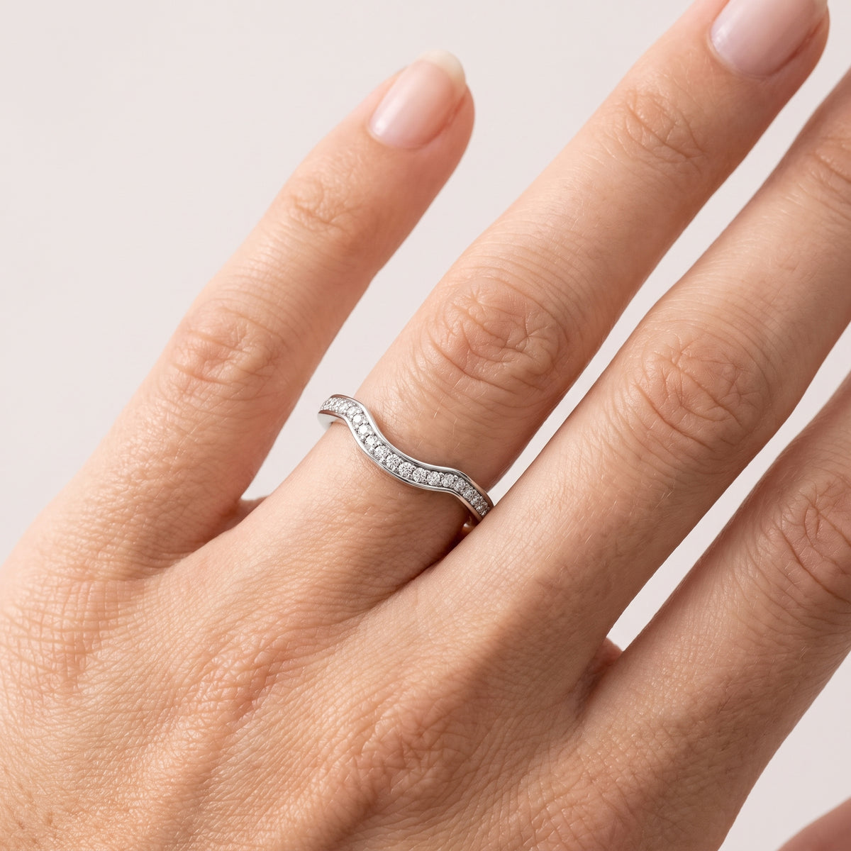 _lifestyle_image@SKU:W8002-LADR00100004W #metal_10k-white-gold+origin_lab-grown+quality_g-si