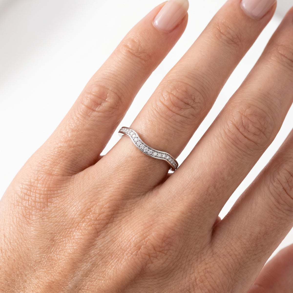 _lifestyle_image@SKU:W8002-NADR00100004W #metal_14k-white-gold+origin_lab-grown+quality_ef-vs2+
