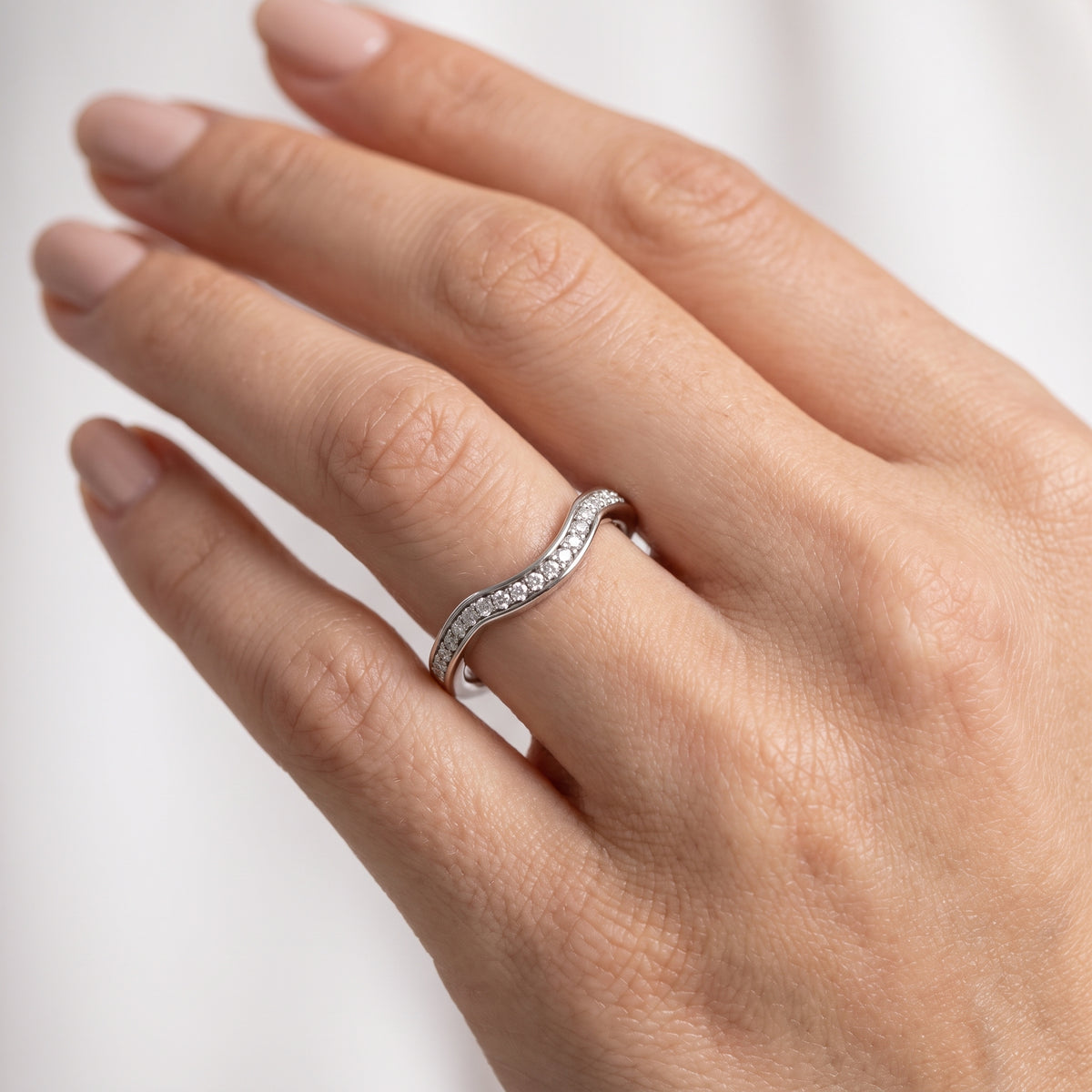 _lifestyle_image@SKU:W8002-NADR0010000PL #metal_platinum+origin_lab-grown+quality_ef-vs2+