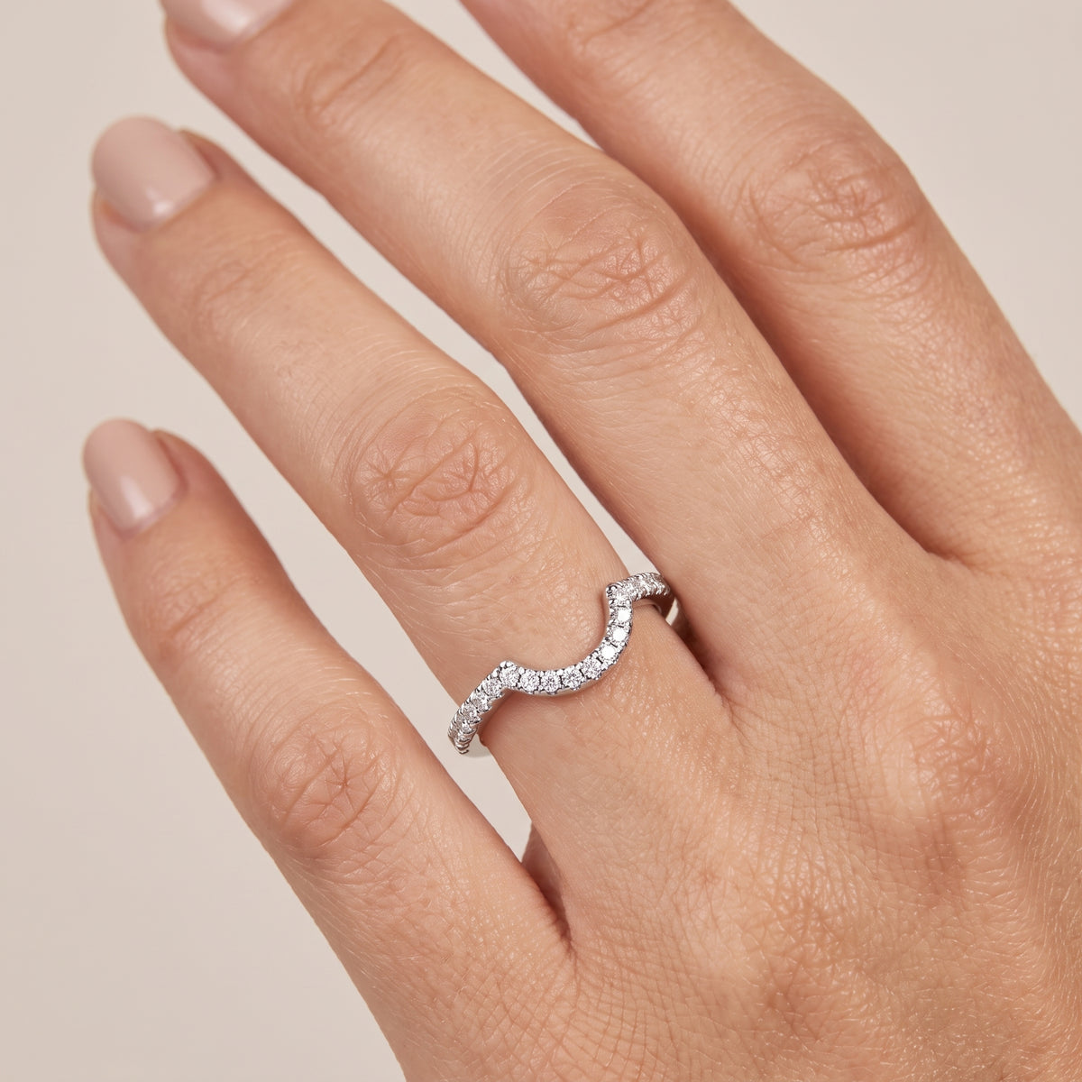 _lifestyle_image@SKU:W9280-LADR00200004W #metal_10k-white-gold+origin_lab-grown+quality_g-si