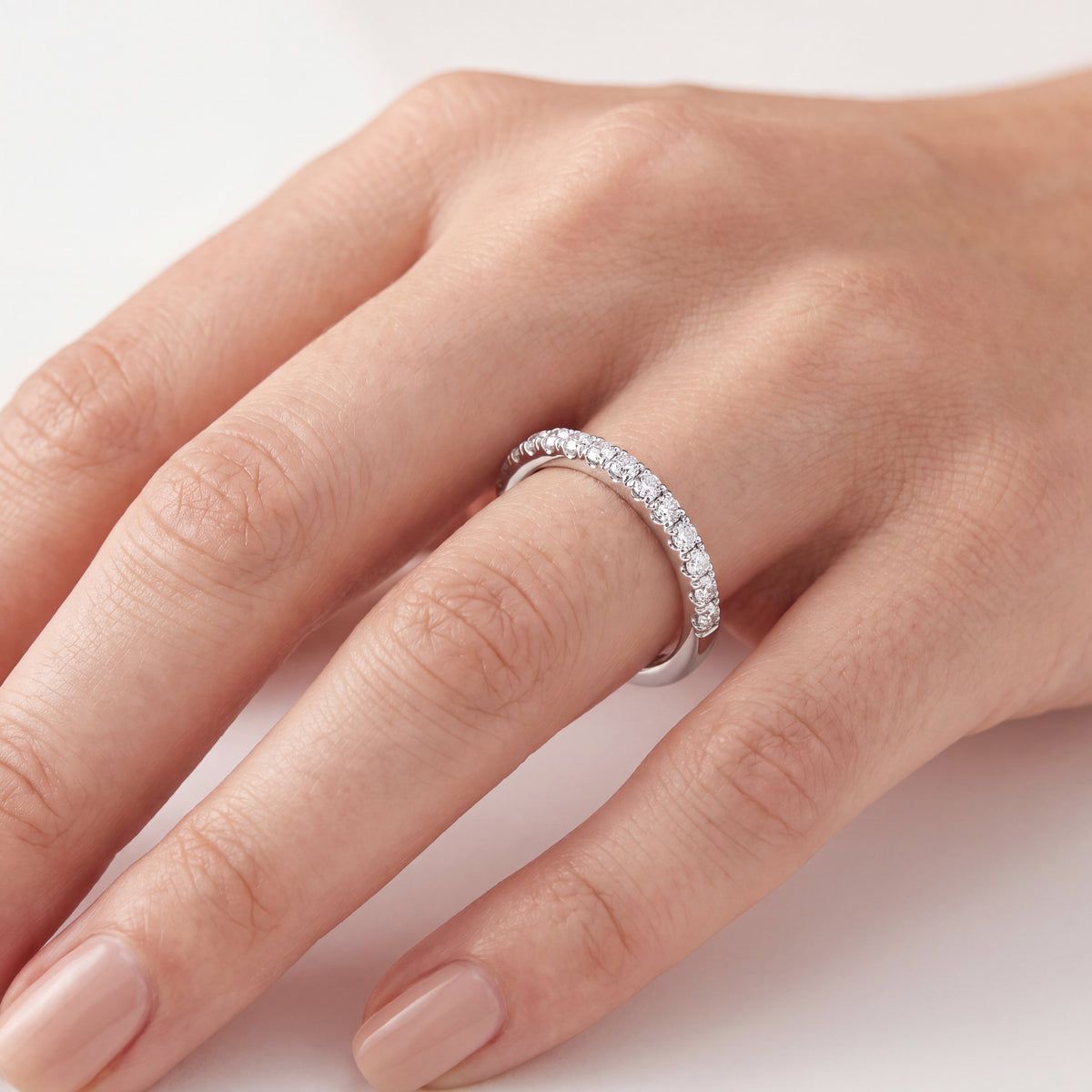 _lifestyle_image@SKU:W9457-LADR00300004W #metal_10k-white-gold+origin_lab-grown+quality_g-si