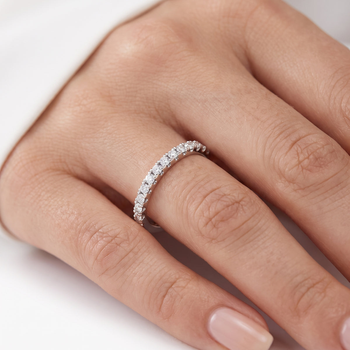 _lifestyle_image@SKU:W9614-NADR0048000PL #metal_platinum+origin_lab-grown+quality_ef-vs2+