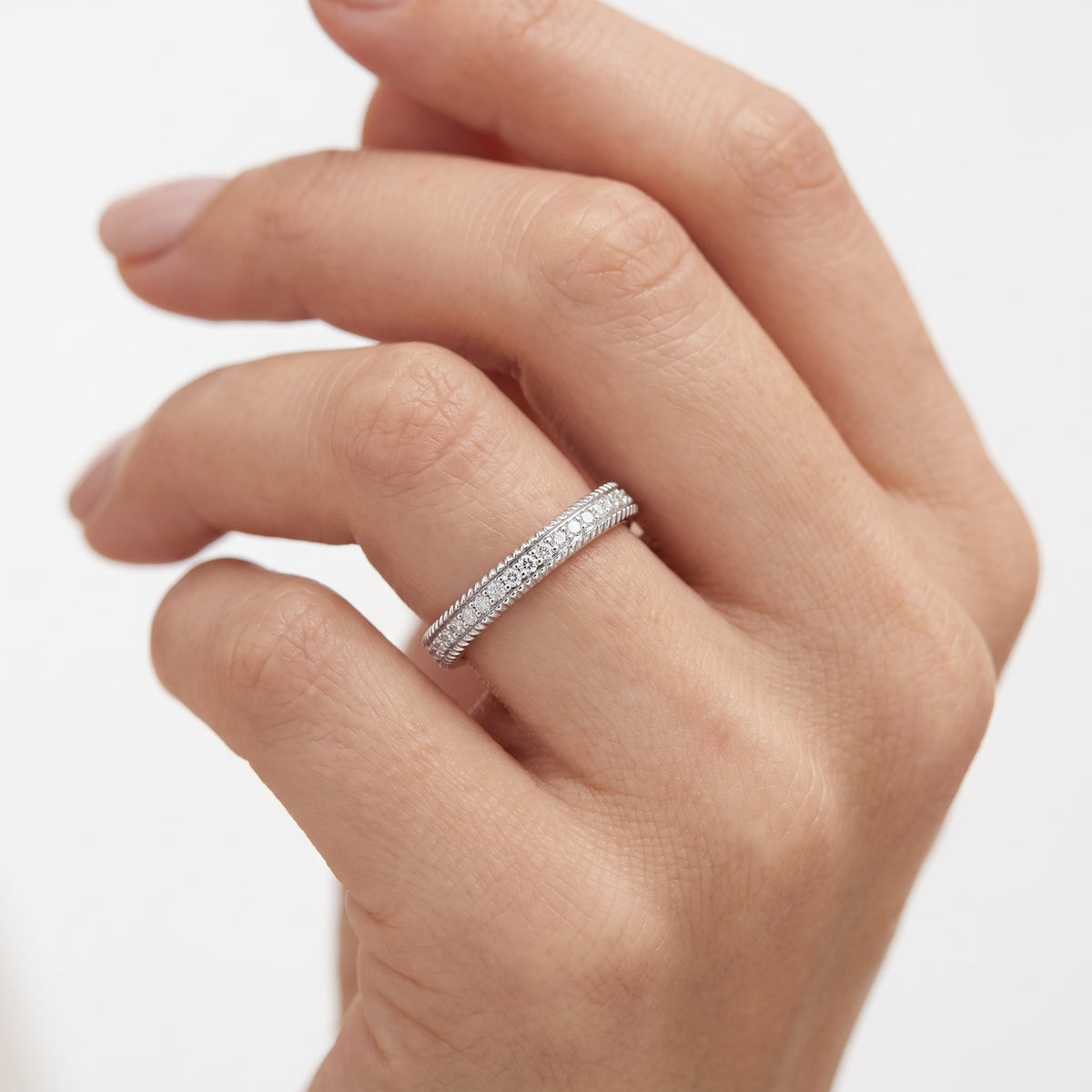 _lifestyle_image@SKU:W9845-LADR00100004W #metal_10k-white-gold+origin_lab-grown+quality_g-si