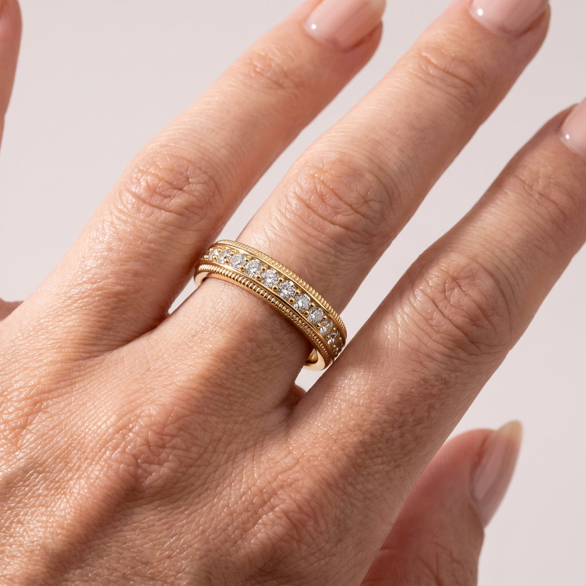 _lifestyle_image@SKU:W9845-LADR00100004Y #metal_10k-yellow-gold+origin_lab-grown+quality_g-si