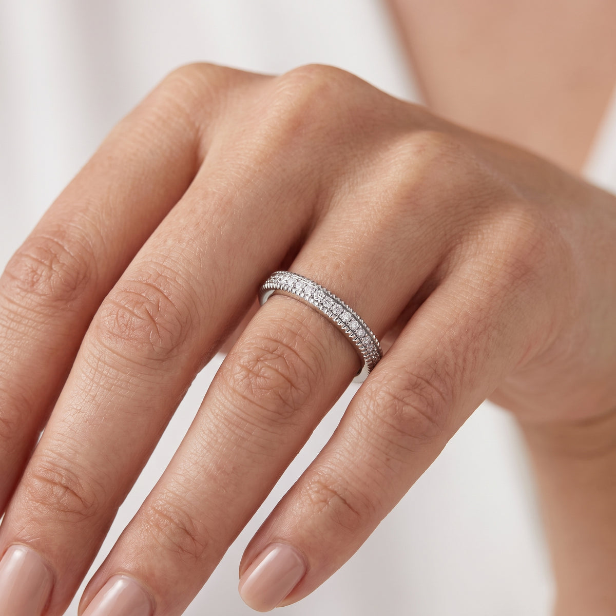 _lifestyle_image@SKU:W9845-NADR0010000PL #metal_platinum+origin_lab-grown+quality_ef-vs2+