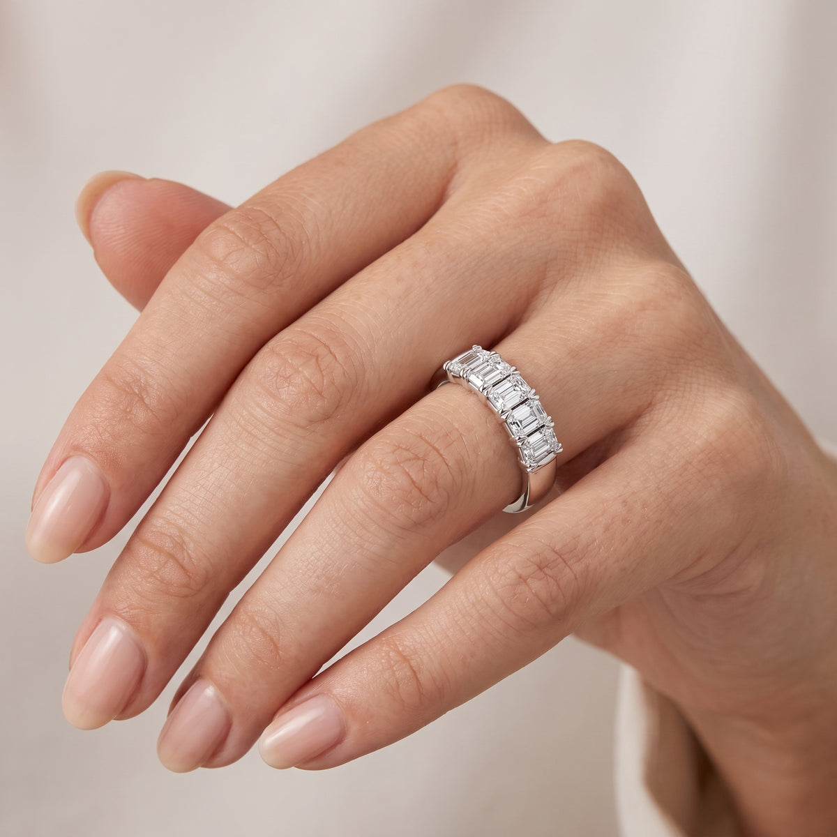 _lifestyle_image@SKU:A0809-LADE01000004W #metal_10k-white-gold+origin_lab-grown+quality_g-si