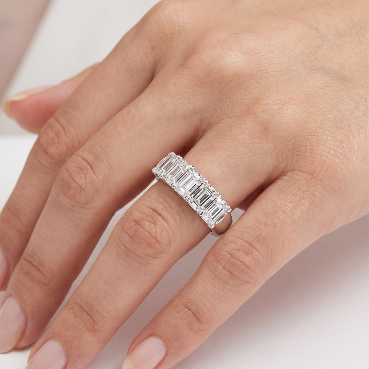 _lifestyle_image@SKU:A0809-LADE02000004W #metal_10k-white-gold+origin_lab-grown+quality_g-si