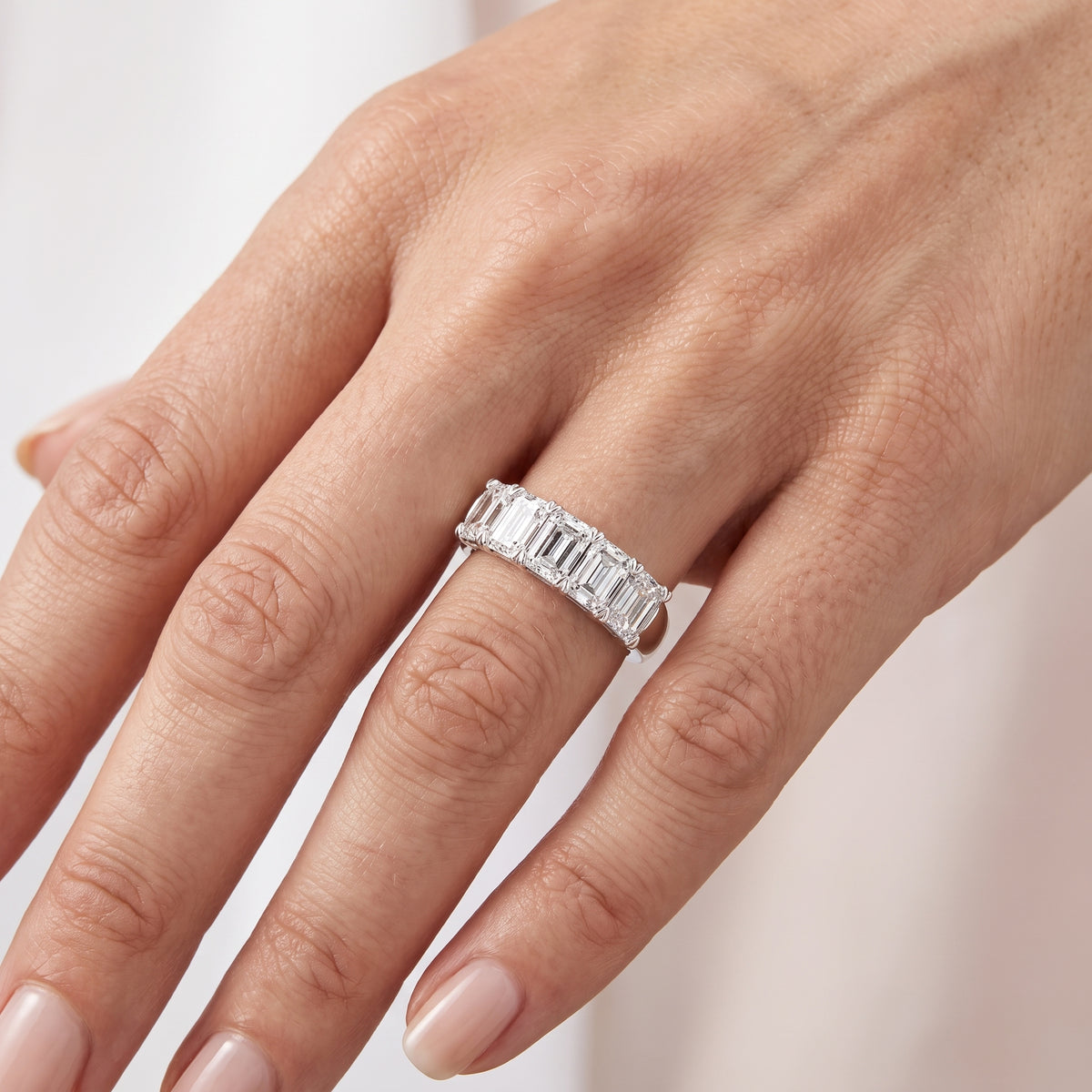 _lifestyle_image@SKU:A0809-LADE03000004W #metal_10k-white-gold+origin_lab-grown+quality_g-si