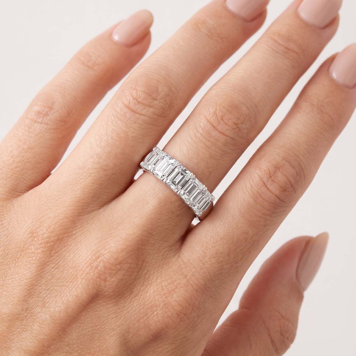 _lifestyle_image@SKU:A0809-LADE0300000DW #metal_silver+origin_lab-grown+quality_g-si