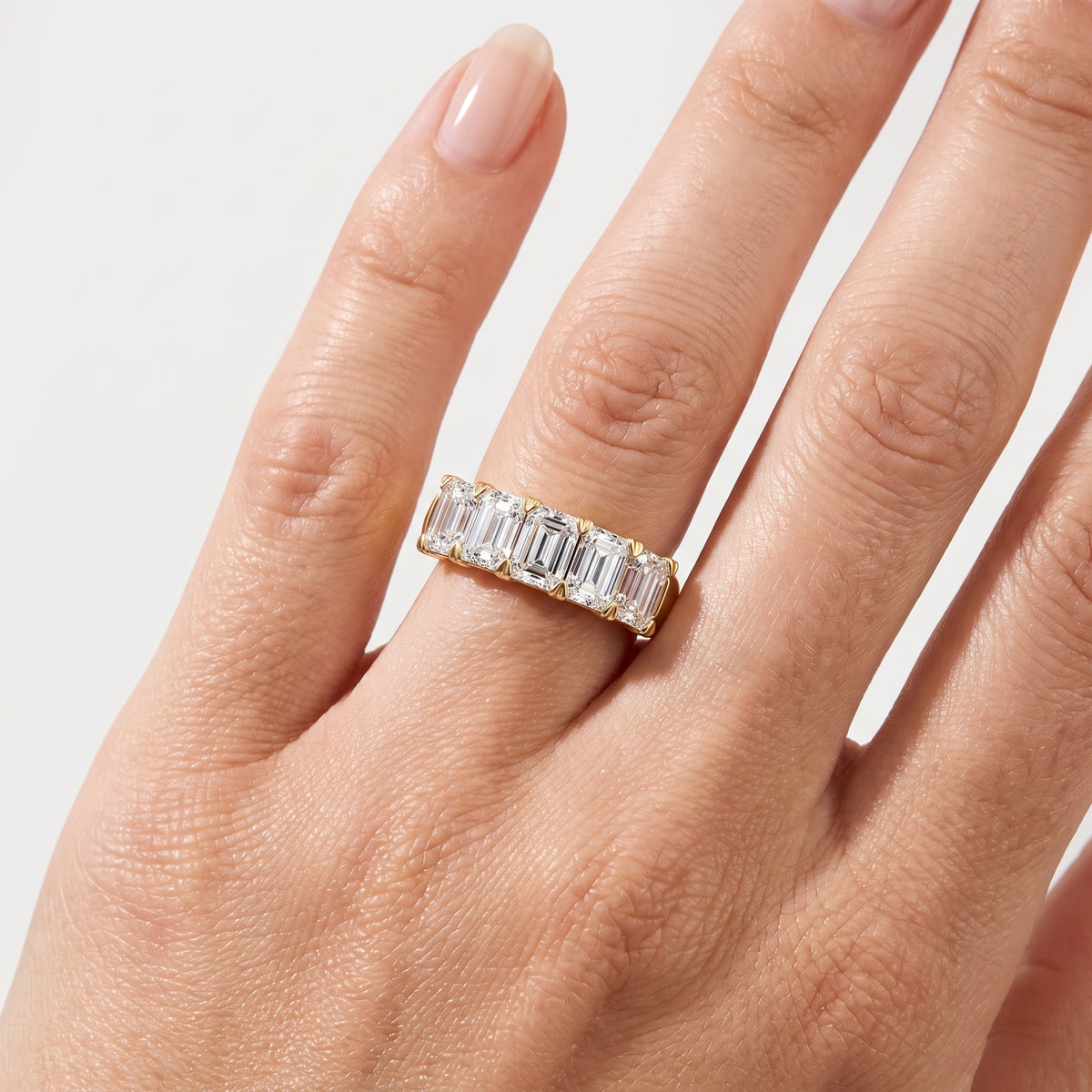_lifestyle_image@SKU:A0809-LADE04000004Y #metal_10k-yellow-gold+origin_lab-grown+quality_g-si